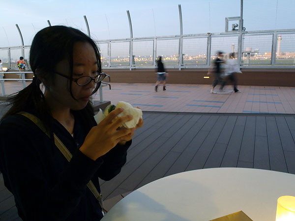 展望デッキで食事中